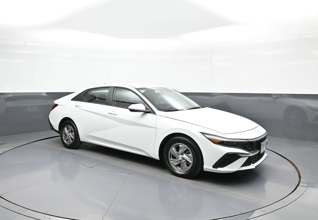 Certified 2025 Hyundai Elantra SE image 4