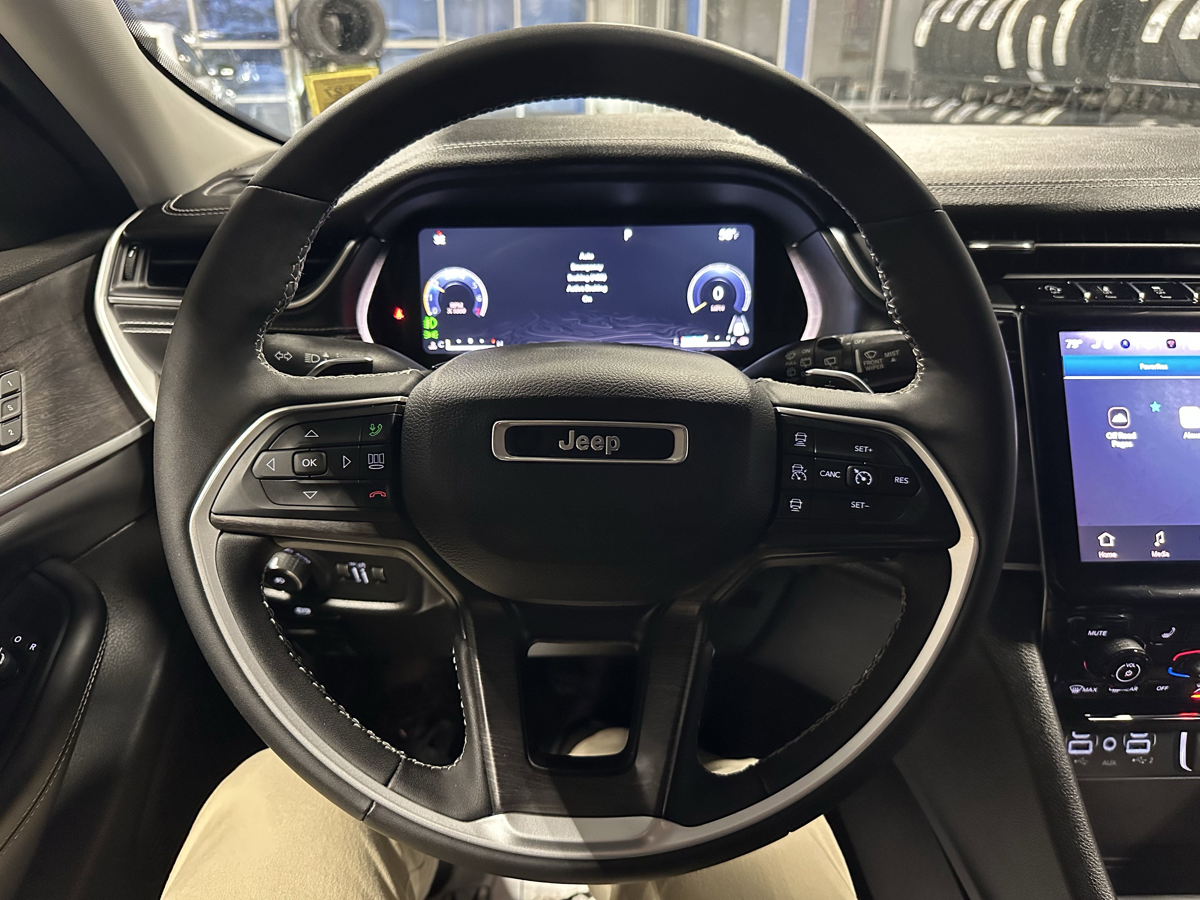 Used 2023 Jeep Grand Cherokee Limited image 10