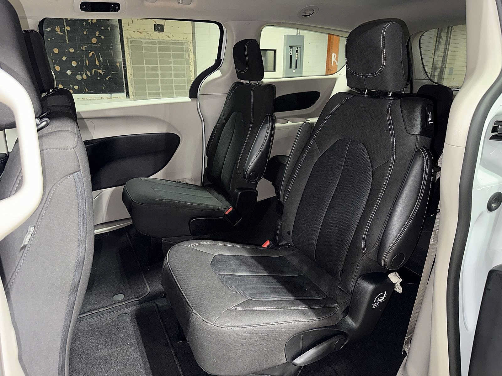 Used 2023 Chrysler Voyager LX FWD image 17