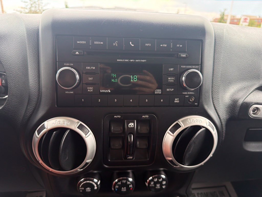 Used 2016 Jeep Wrangler Unlimited Sahara w/ Connectivity Group AWD/4WD image 25