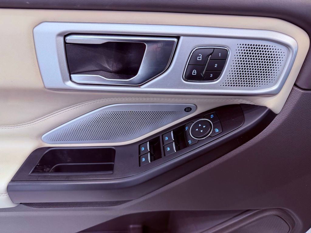 Used 2020 Ford Explorer Platinum w/ Premium Technology Package image 24