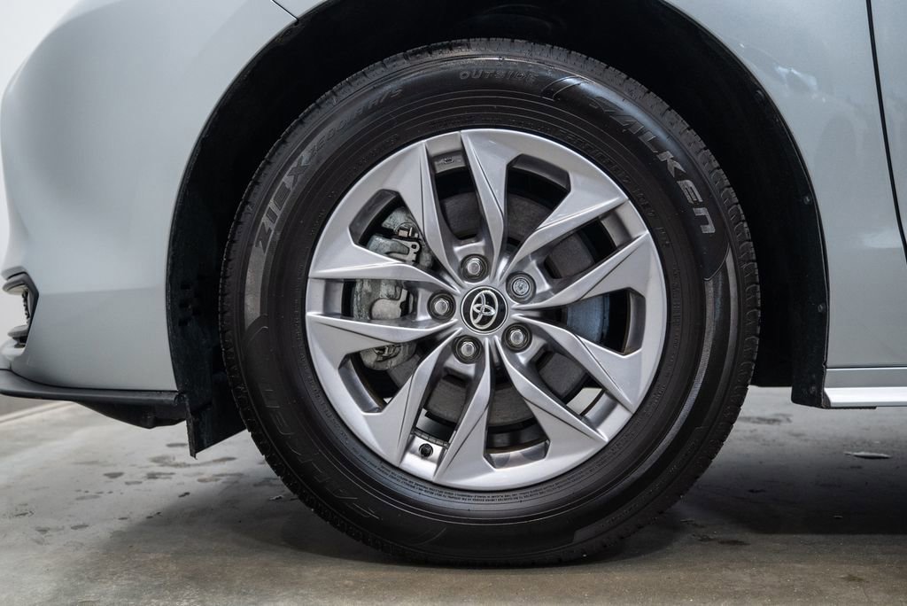 Used 2025 Toyota Sienna XLE AWD/4WD image 11