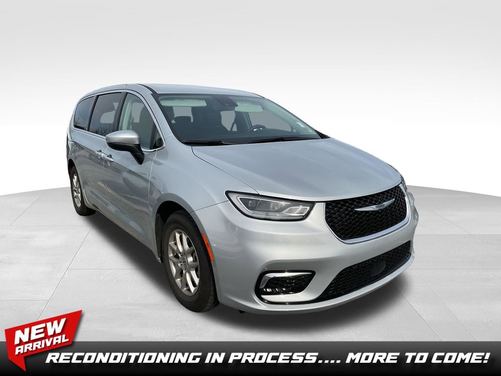 Used 2023 Chrysler Pacifica Touring-L image 1