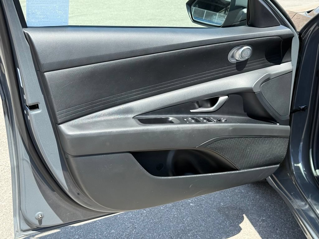 Used 2025 Hyundai Elantra Hybrid FWD image 15