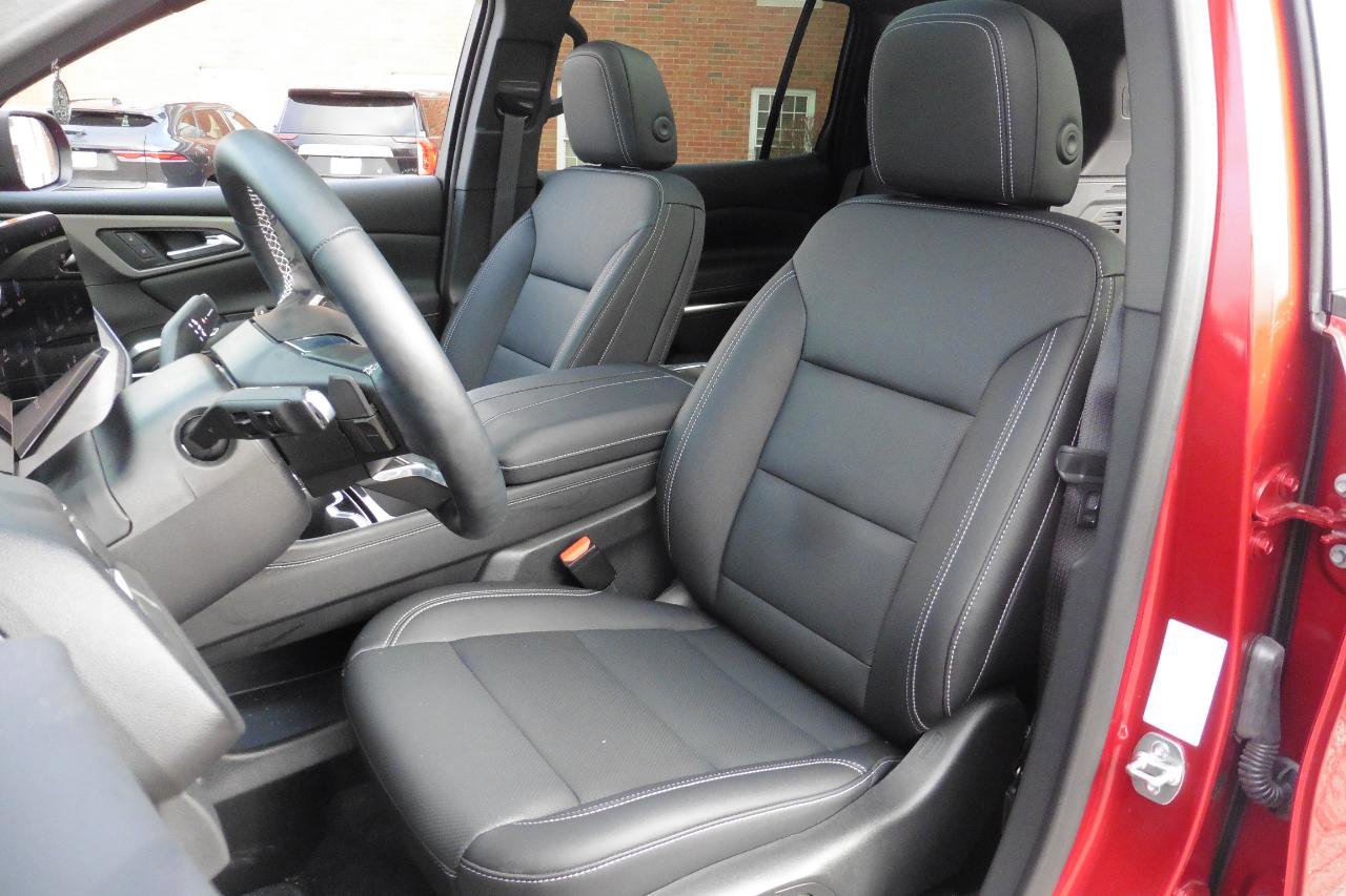 Used 2025 Chevrolet Traverse LT w/ Sun and Wheel Package image 13