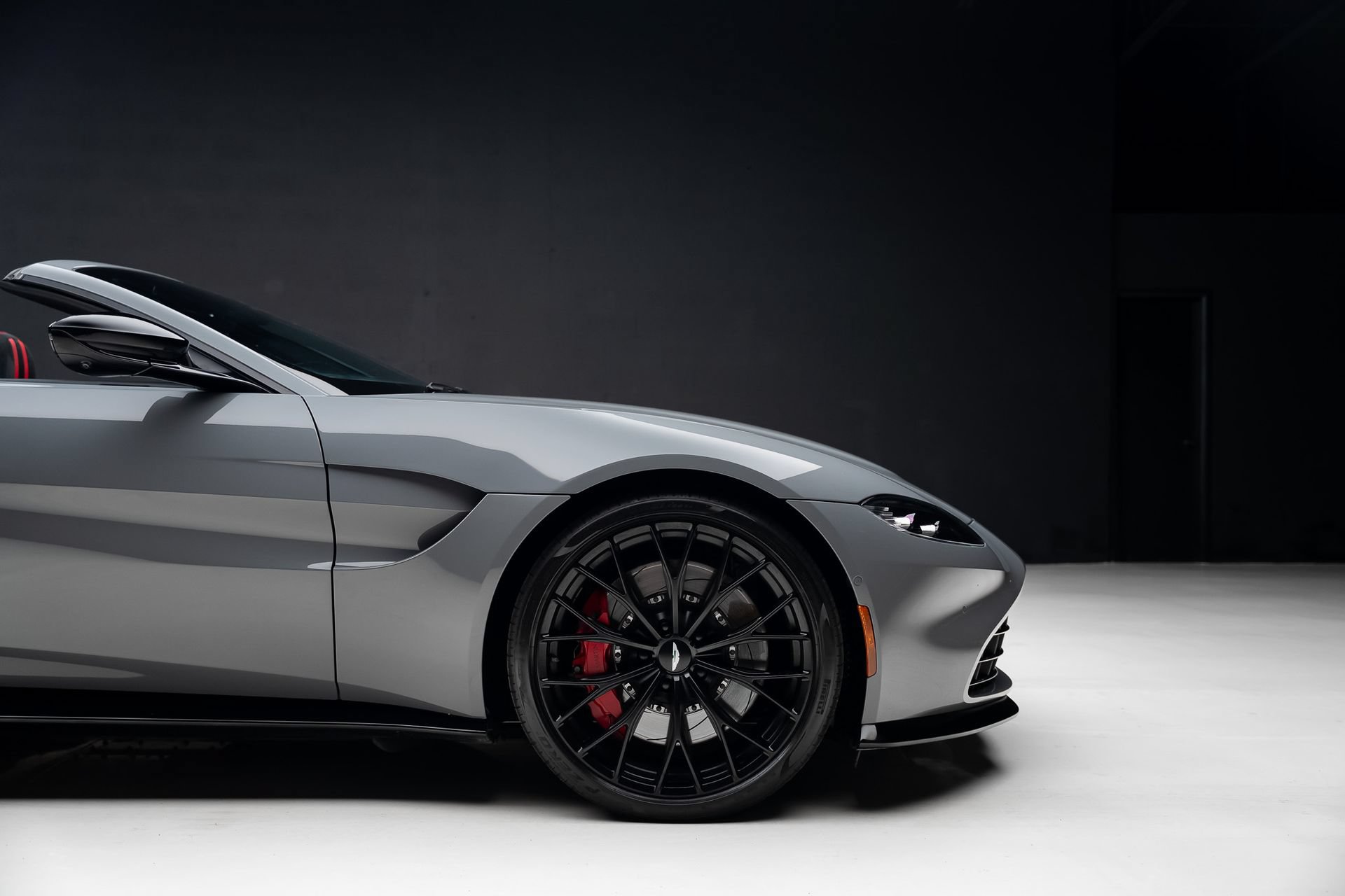 Used 2023 Aston Martin V8 Vantage Roadster RWD image 39
