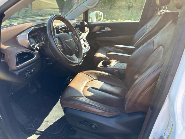 Used 2017 Chrysler Pacifica Limited w/ UConnect Theater Package FWD image 11