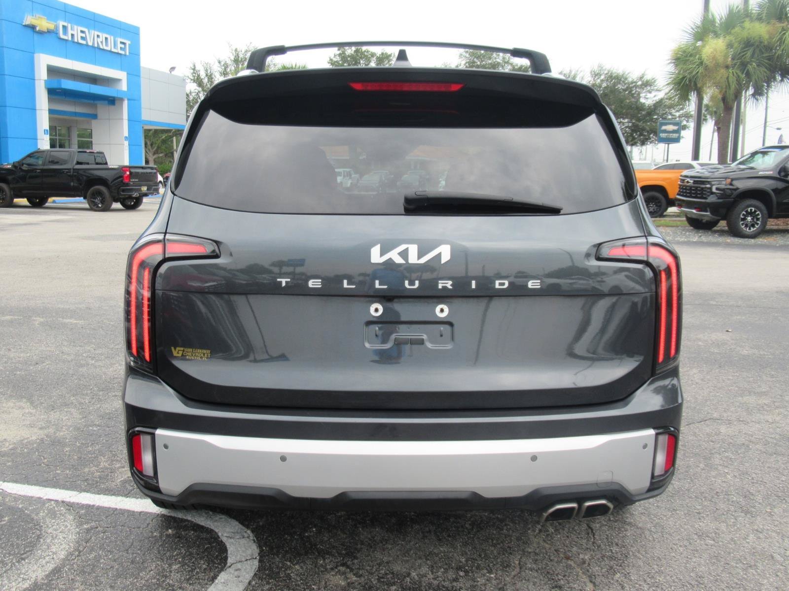 Used 2024 Kia Telluride EX w/ EX Captain's Chair Package FWD image 7