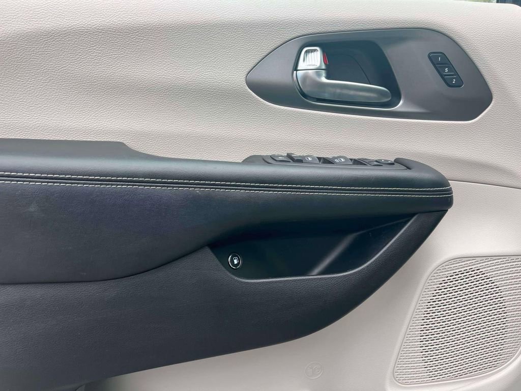 Used 2022 Chrysler Pacifica Touring-L FWD image 18