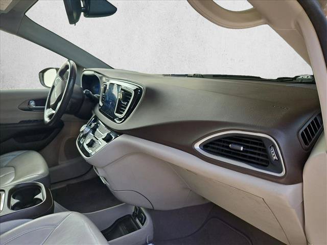 Used 2017 Chrysler Pacifica Touring-L FWD image 14
