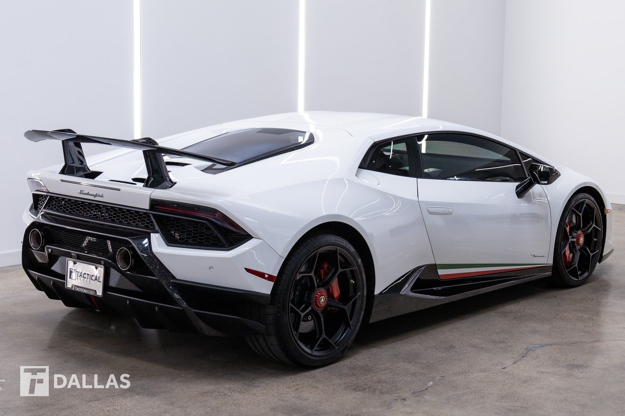 Used 2018 Lamborghini Huracan Performante AWD/4WD image 14