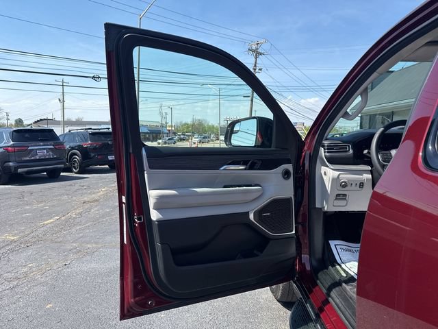 Used 2023 Jeep Wagoneer Series III w/ Convenience Group I AWD/4WD image 13
