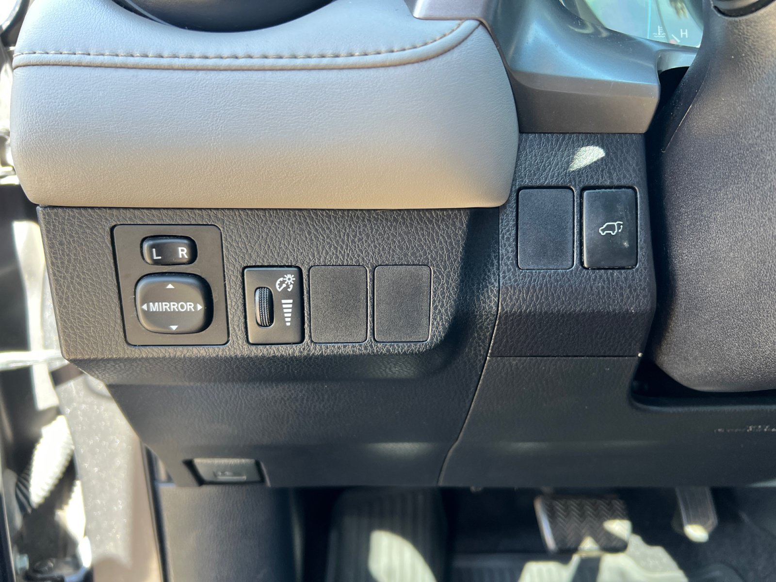 Used 2016 Toyota RAV4 XLE AWD/4WD image 25