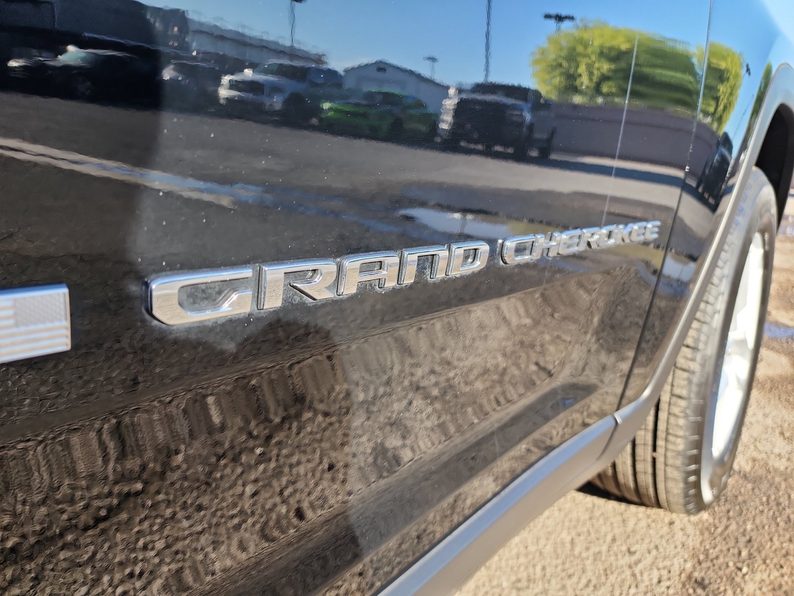 Used 2023 Jeep Grand Cherokee Laredo w/ Luxury Tech Group I RWD image 30