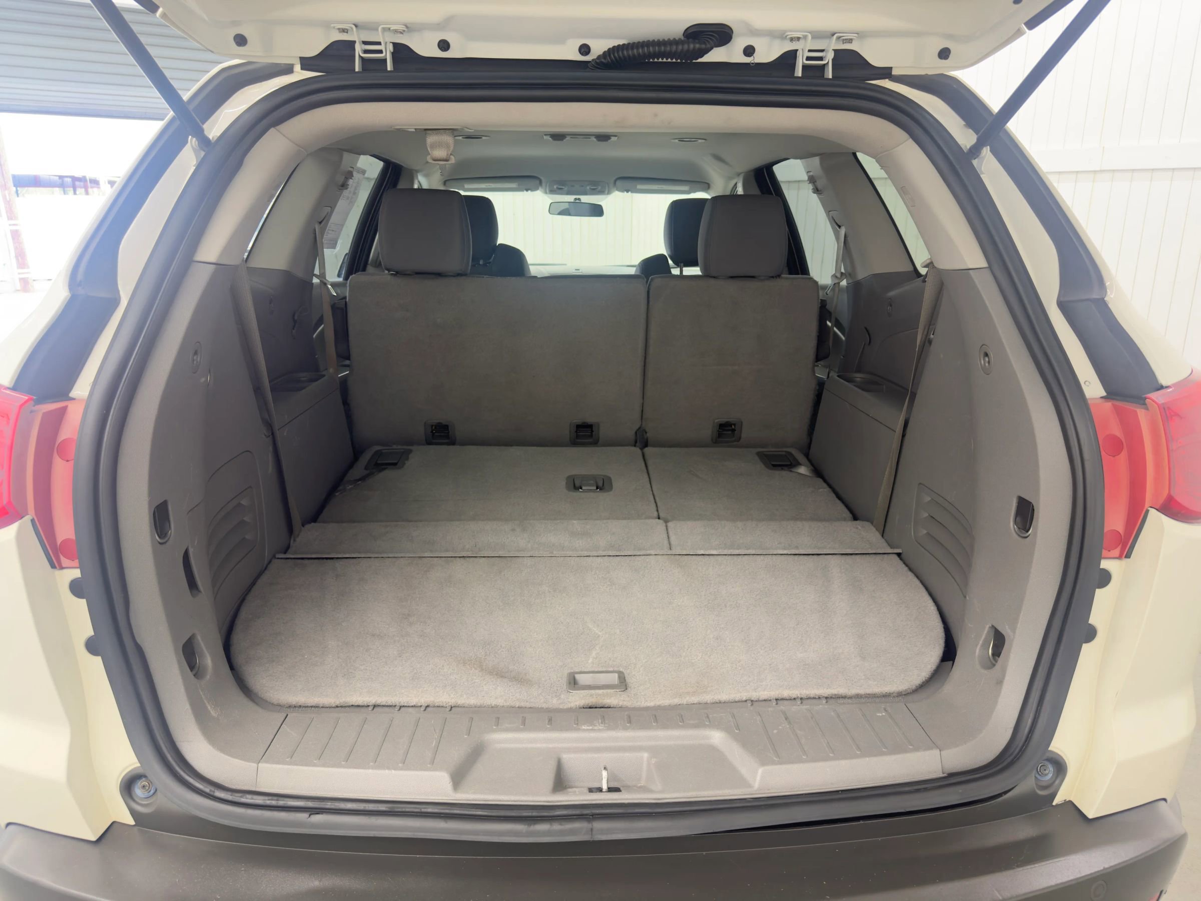 Used 2011 Chevrolet Traverse LT image 10