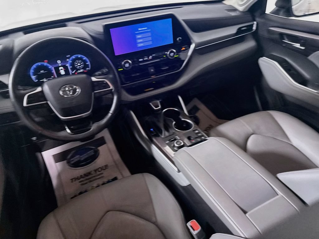 Certified 2025 Toyota Highlander Platinum AWD/4WD image 23