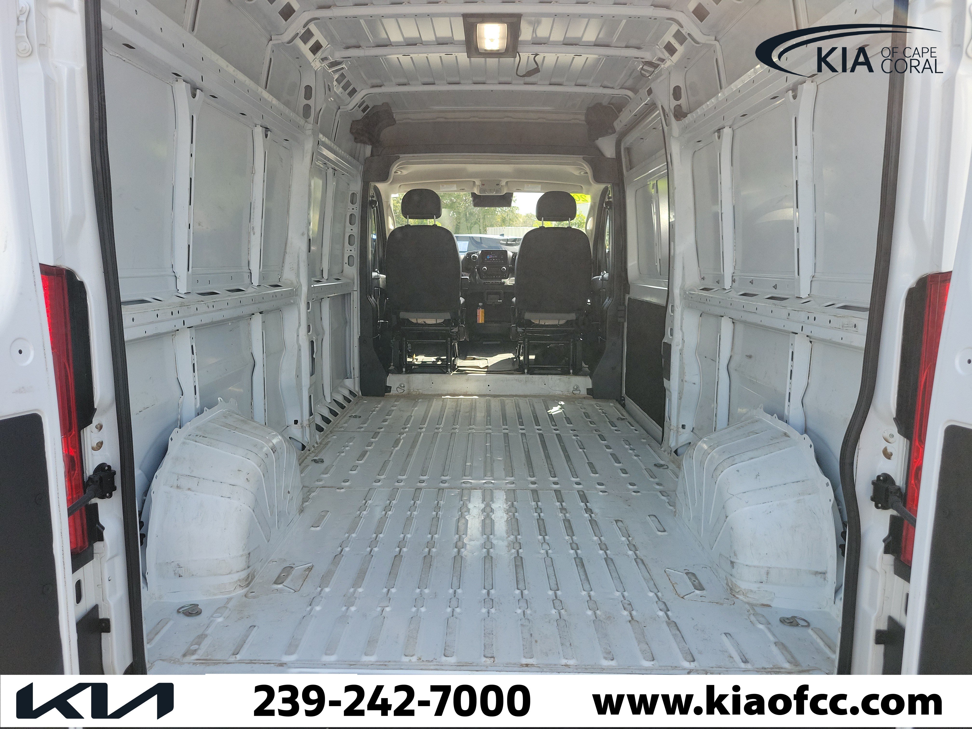 Used 2025 RAM ProMaster 2500 w/ Convenience Group FWD image 15