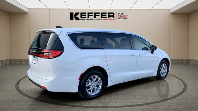 New 2026 Chrysler Pacifica Select image 4