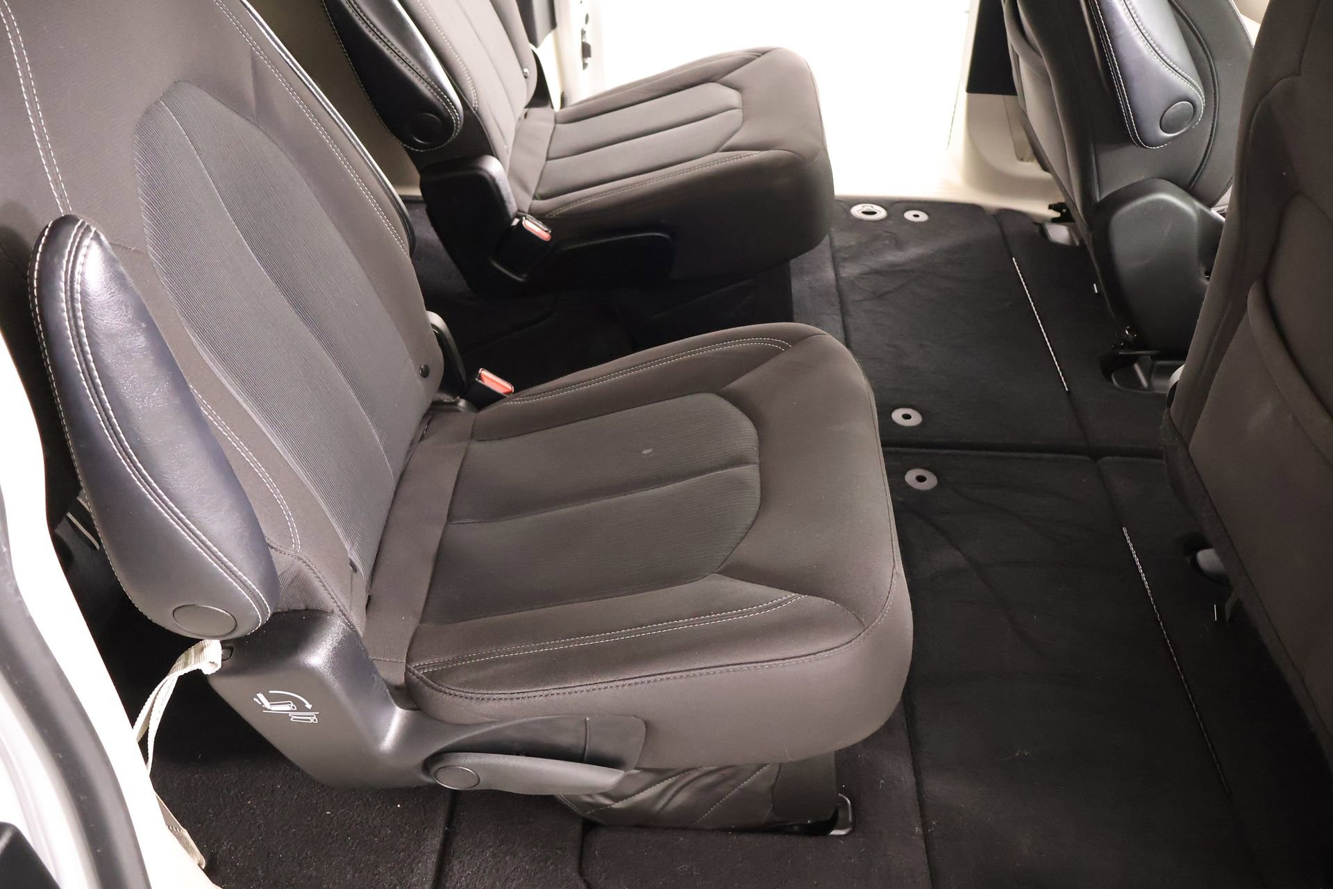 Used 2022 Chrysler Voyager LX image 14