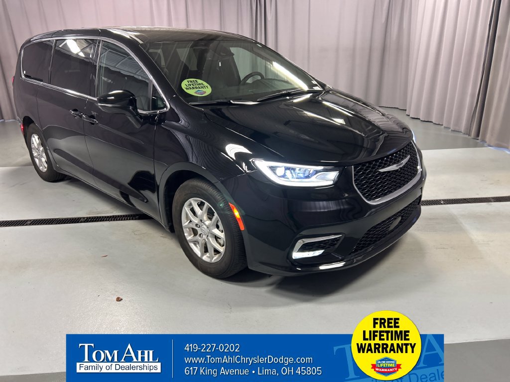 Used 2025 Chrysler Pacifica Select w/ Uconnect Theater Family Group FWD 360° Tour