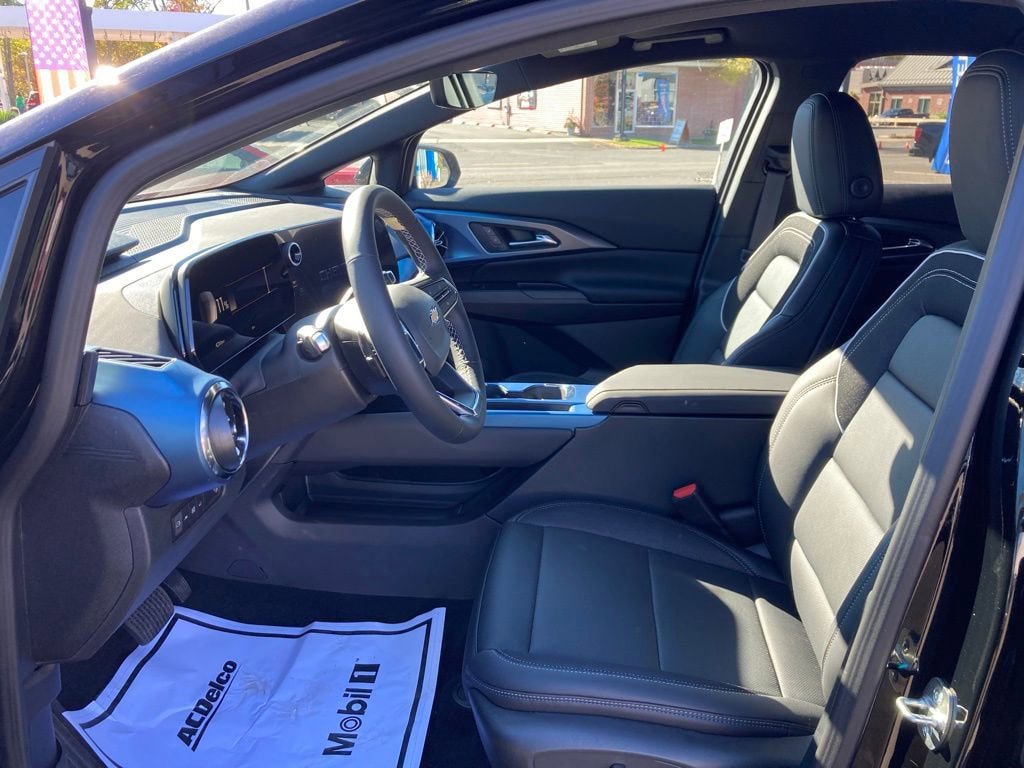 New 2026 Chevrolet Equinox EV LT w/ Convenience Package II AWD/4WD image 9