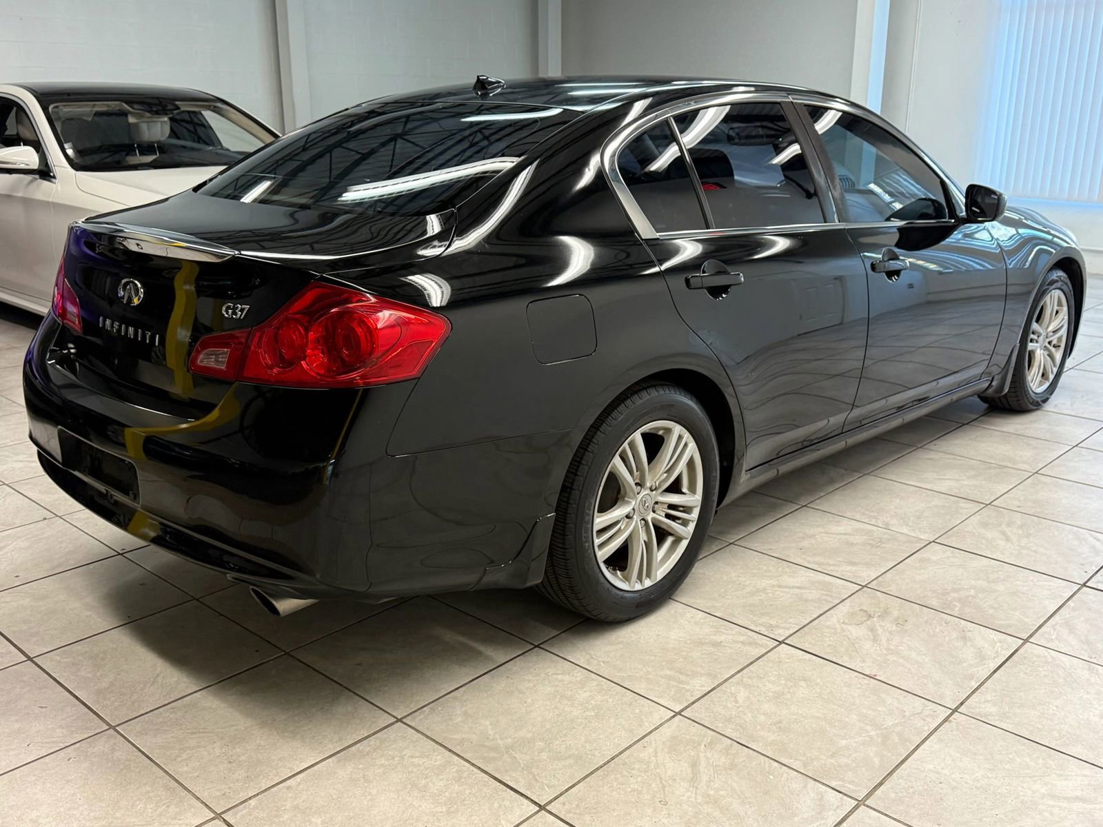 Used 2011 INFINITI G37 Journey image 9