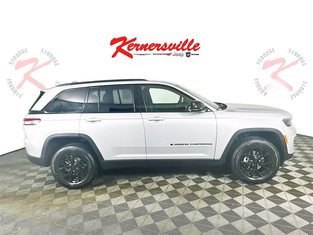 New 2025 Jeep Grand Cherokee Altitude image 8