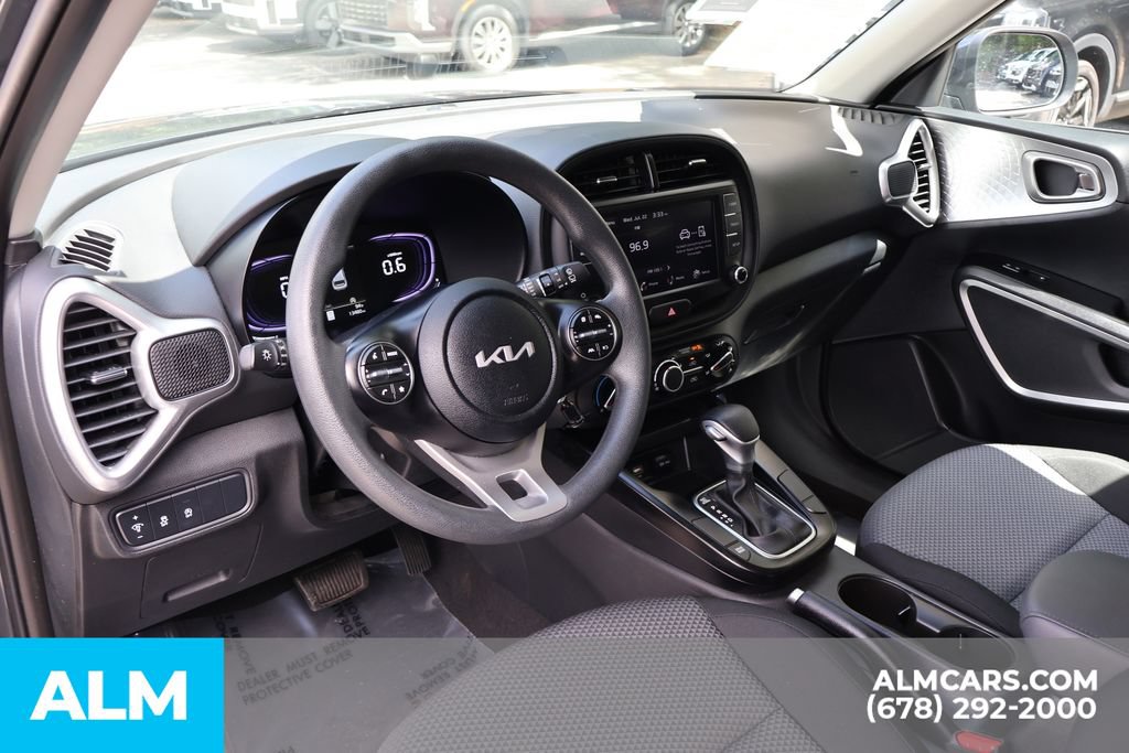 Used 2025 Kia Soul LX w/ LX Technology Package FWD image 9
