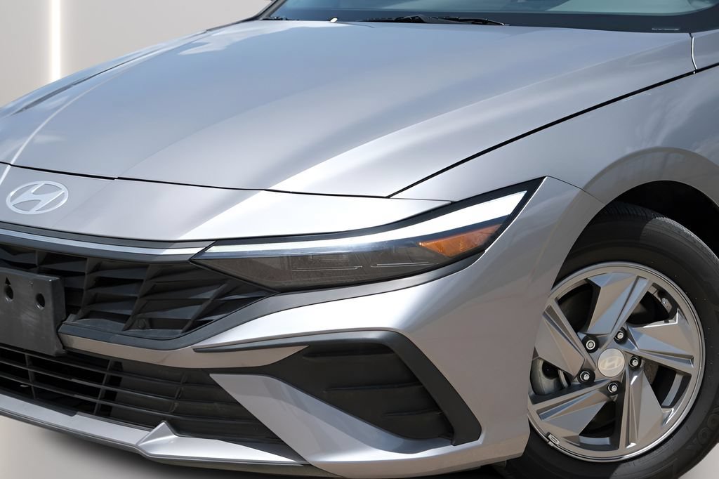 Used 2025 Hyundai Elantra SE FWD image 32