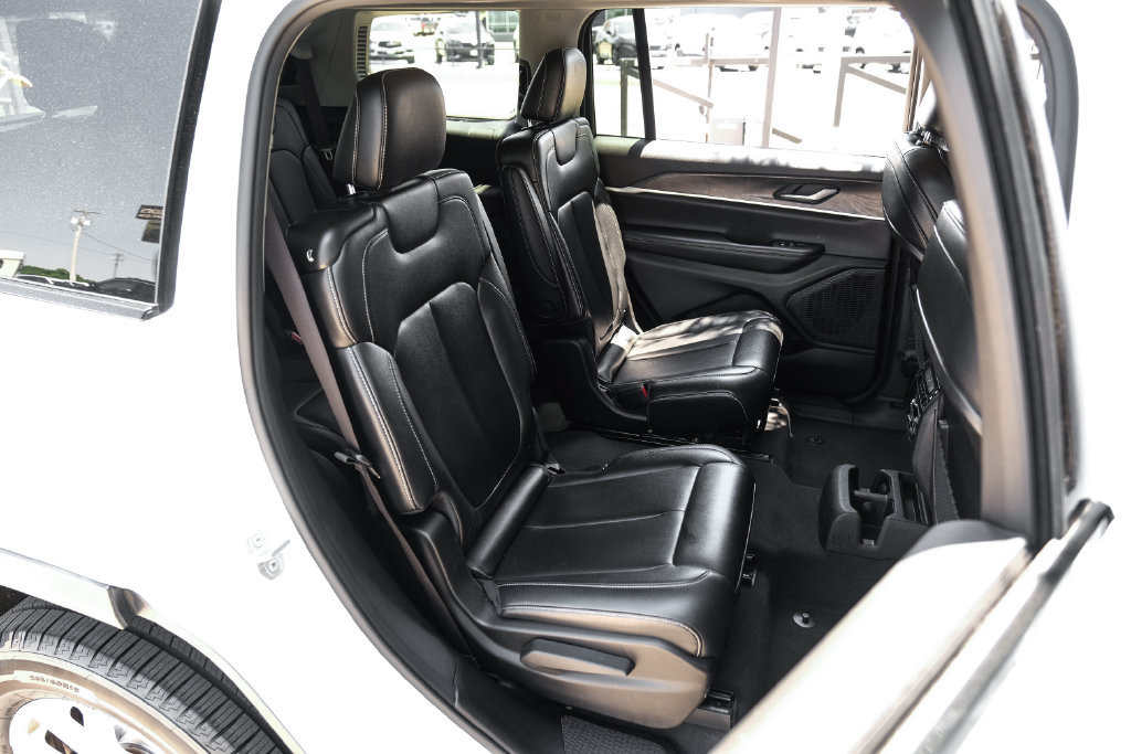 Used 2023 Jeep Grand Cherokee L Limited AWD/4WD image 48