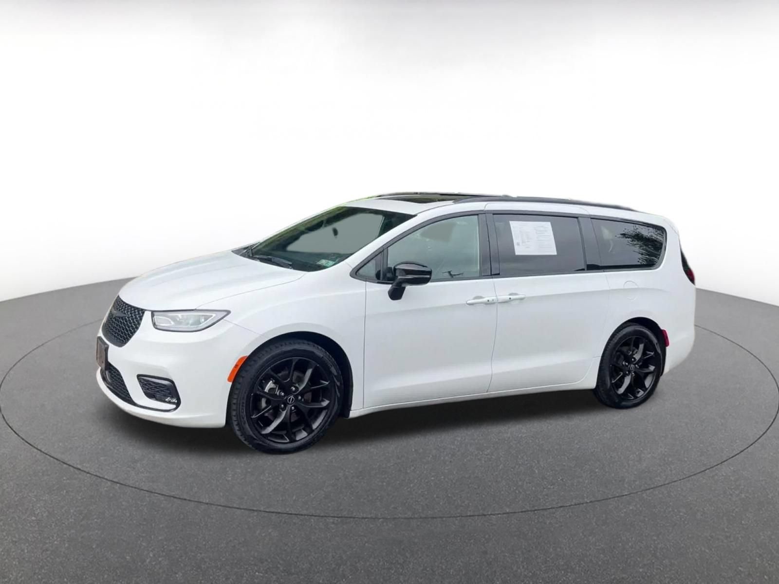 Used 2025 Chrysler Pacifica Limited FWD image 7