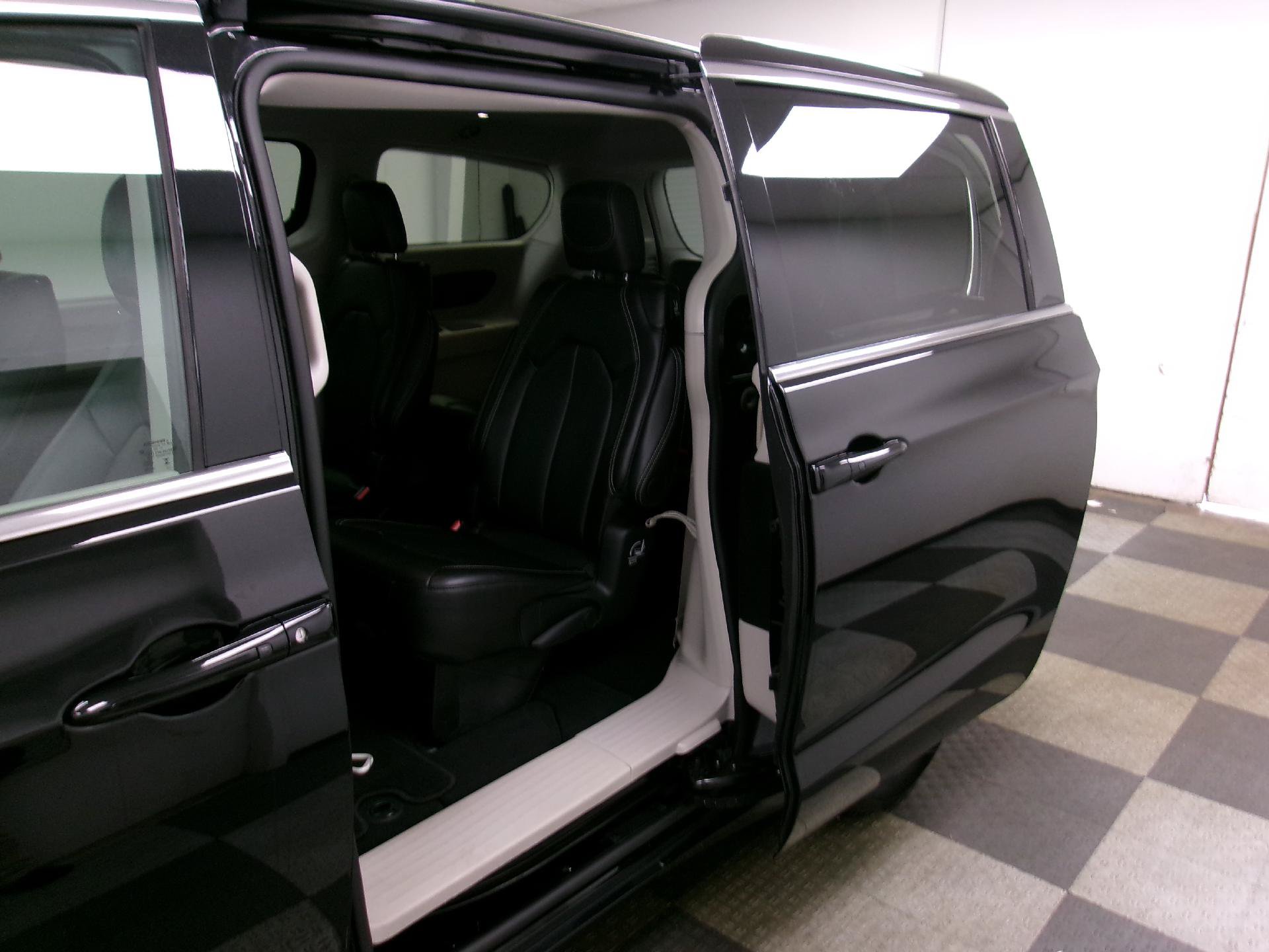 Used 2024 Chrysler Pacifica Touring-L FWD image 11
