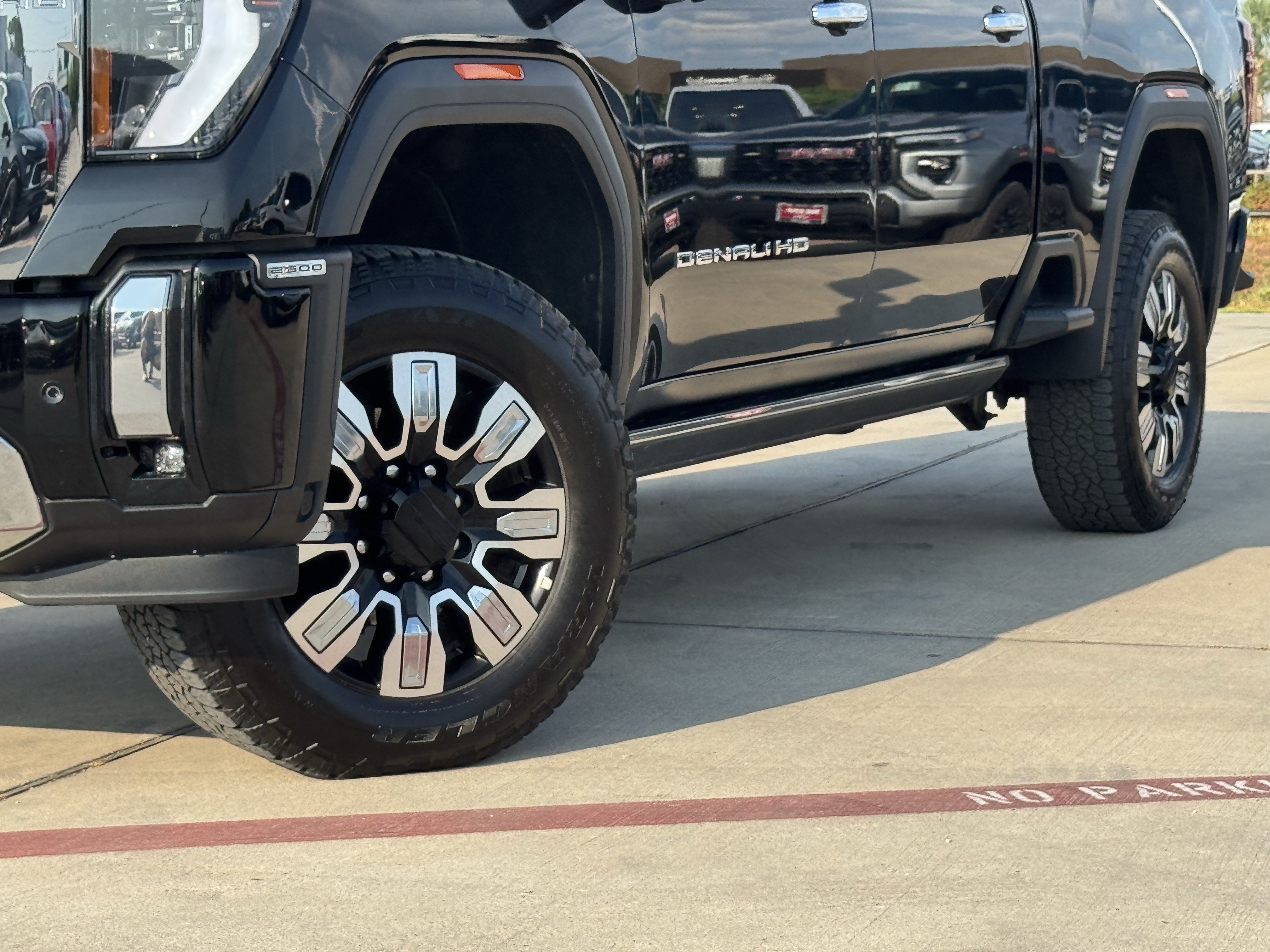 Used 2025 GMC Sierra 2500 Denali w/ Denali Reserve Package AWD/4WD image 3