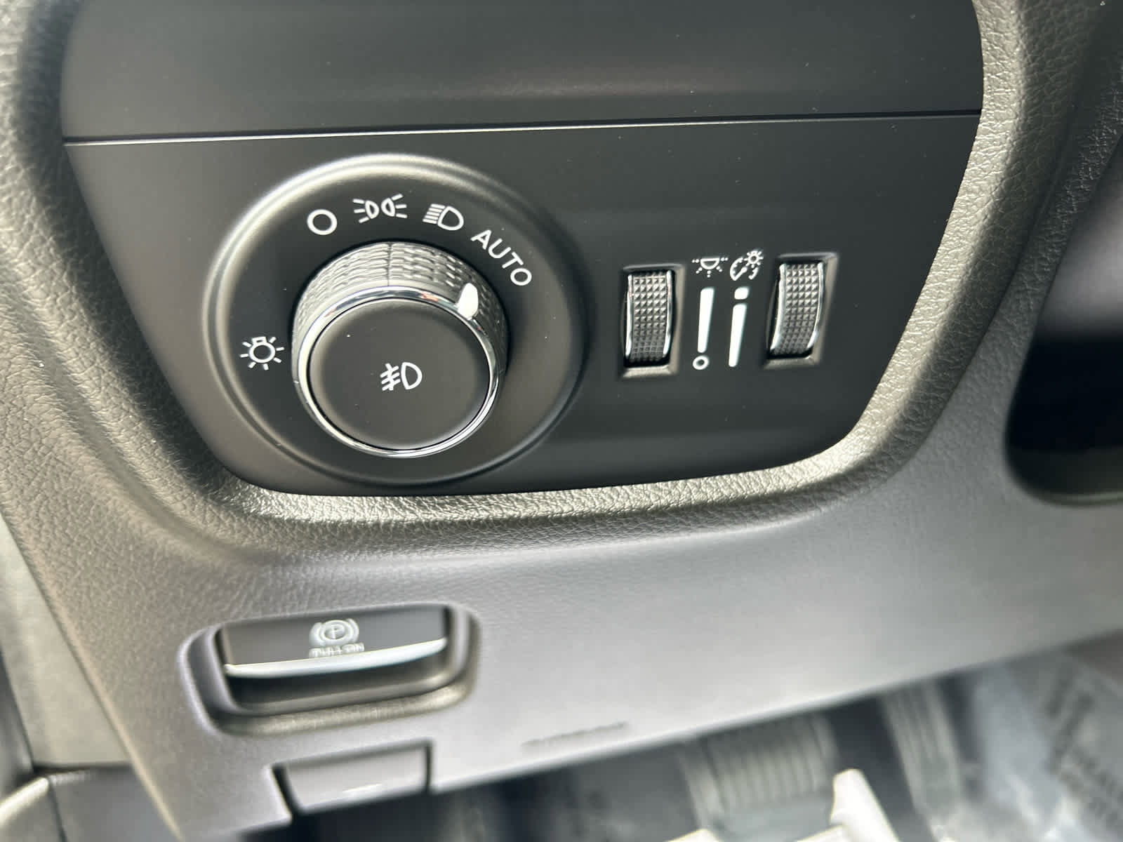 Used 2023 Jeep Grand Cherokee Limited w/ Luxury Tech Group II image 13