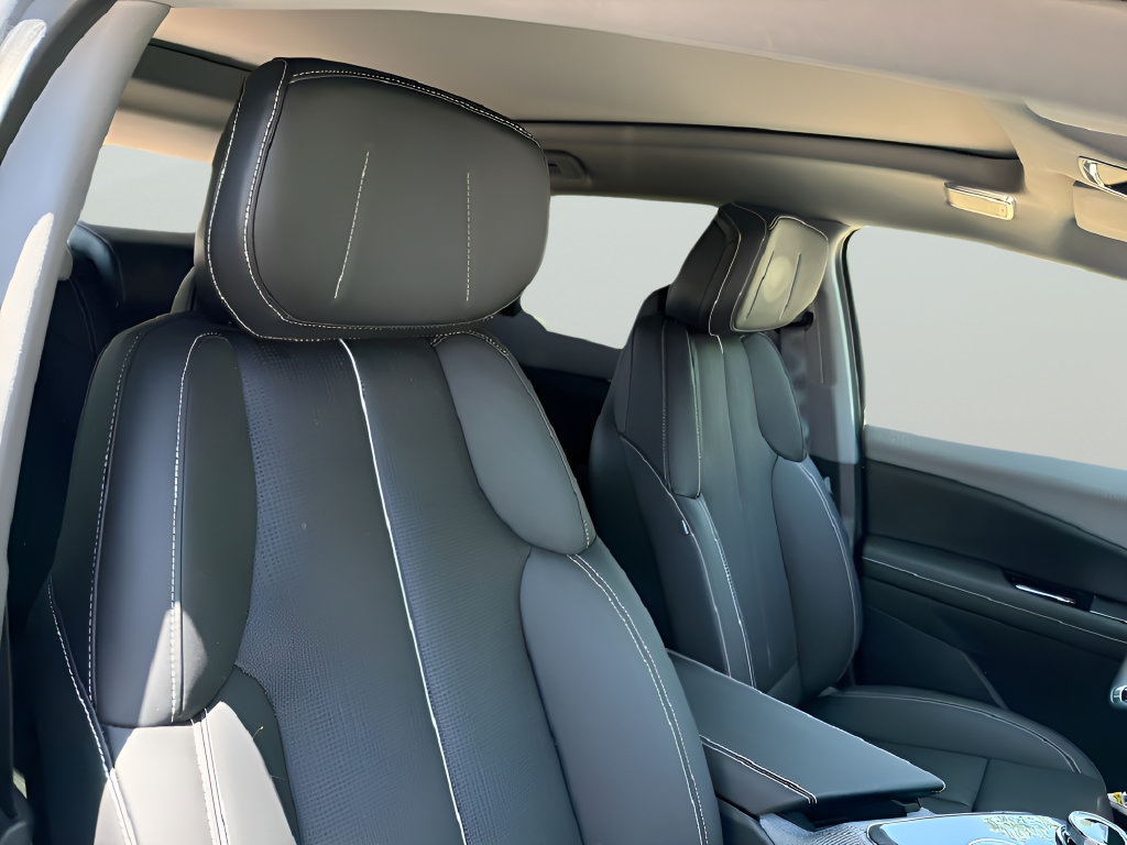 Certified 2025 Cadillac Optiq Sport 2 w/ LPO, Floor Liner Package AWD/4WD image 46