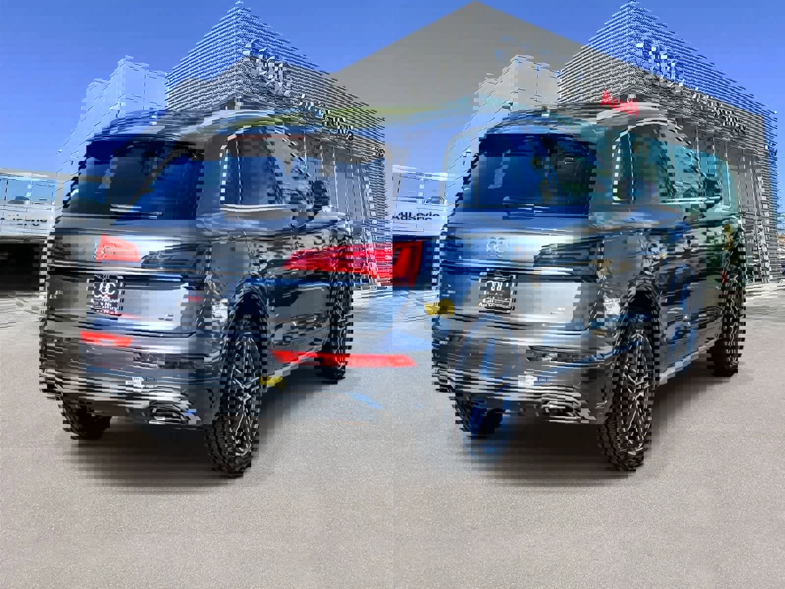 Used 2022 Audi Q5 e Premium w/ Convenience Package image 4