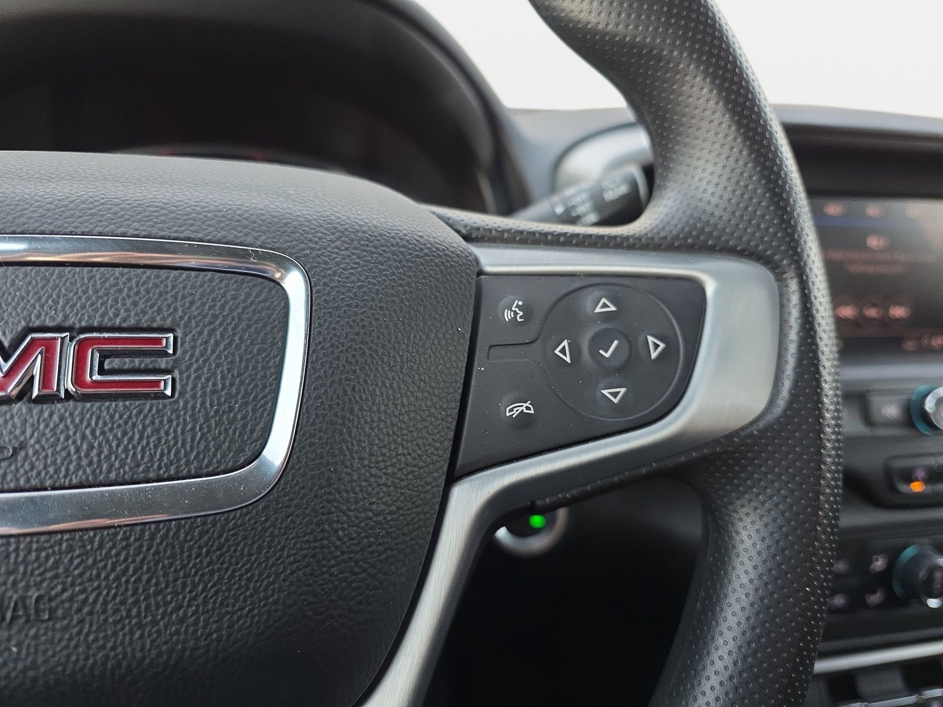 Used 2024 GMC Terrain SLE w/ Driver Convenience Package image 17