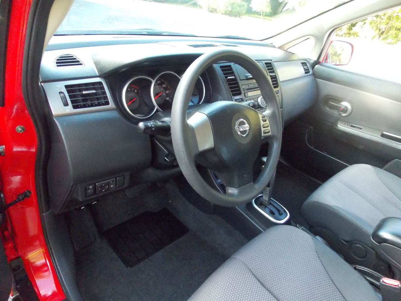 Used 2007 Nissan Versa Hatchback FWD image 4