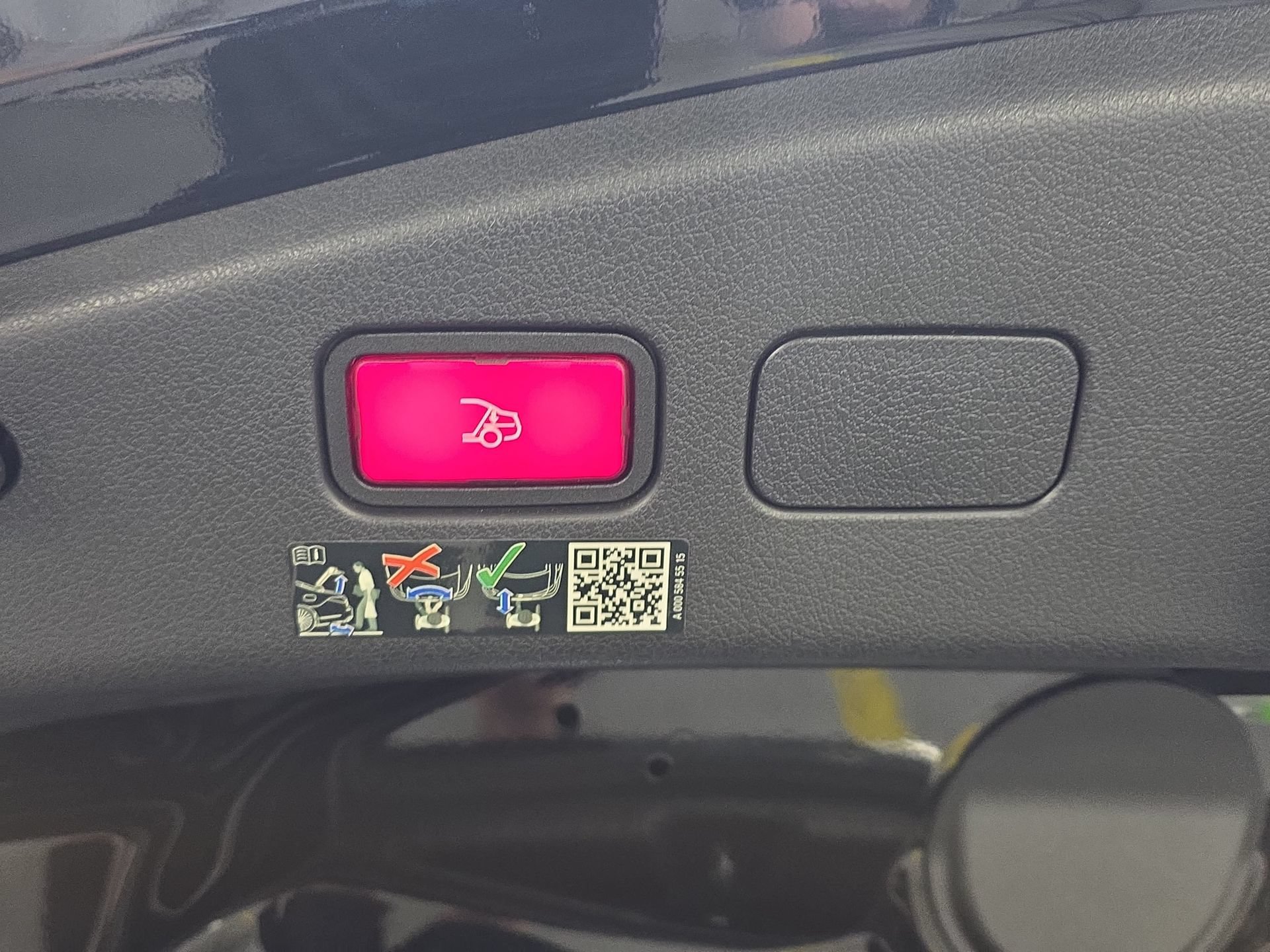 Used 2025 Mercedes-Benz CLE 300 4MATIC Cabriolet image 13