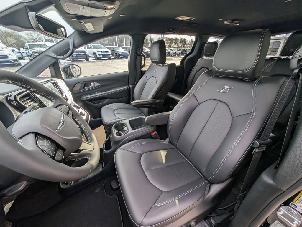 New 2026 Chrysler Pacifica Select w/ S Appearance Package FWD image 15
