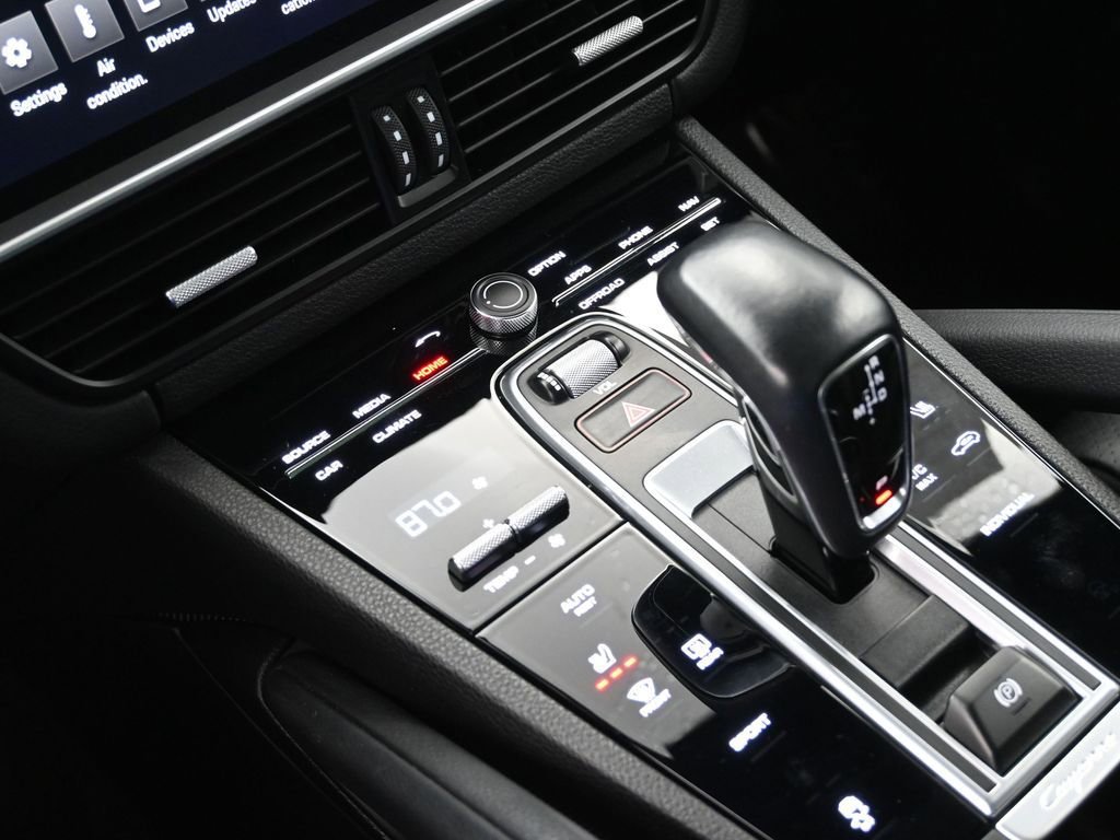 Used 2022 Porsche Cayenne image 18