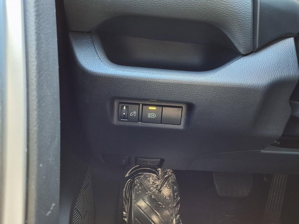 Used 2025 Toyota RAV4 XLE AWD/4WD image 16