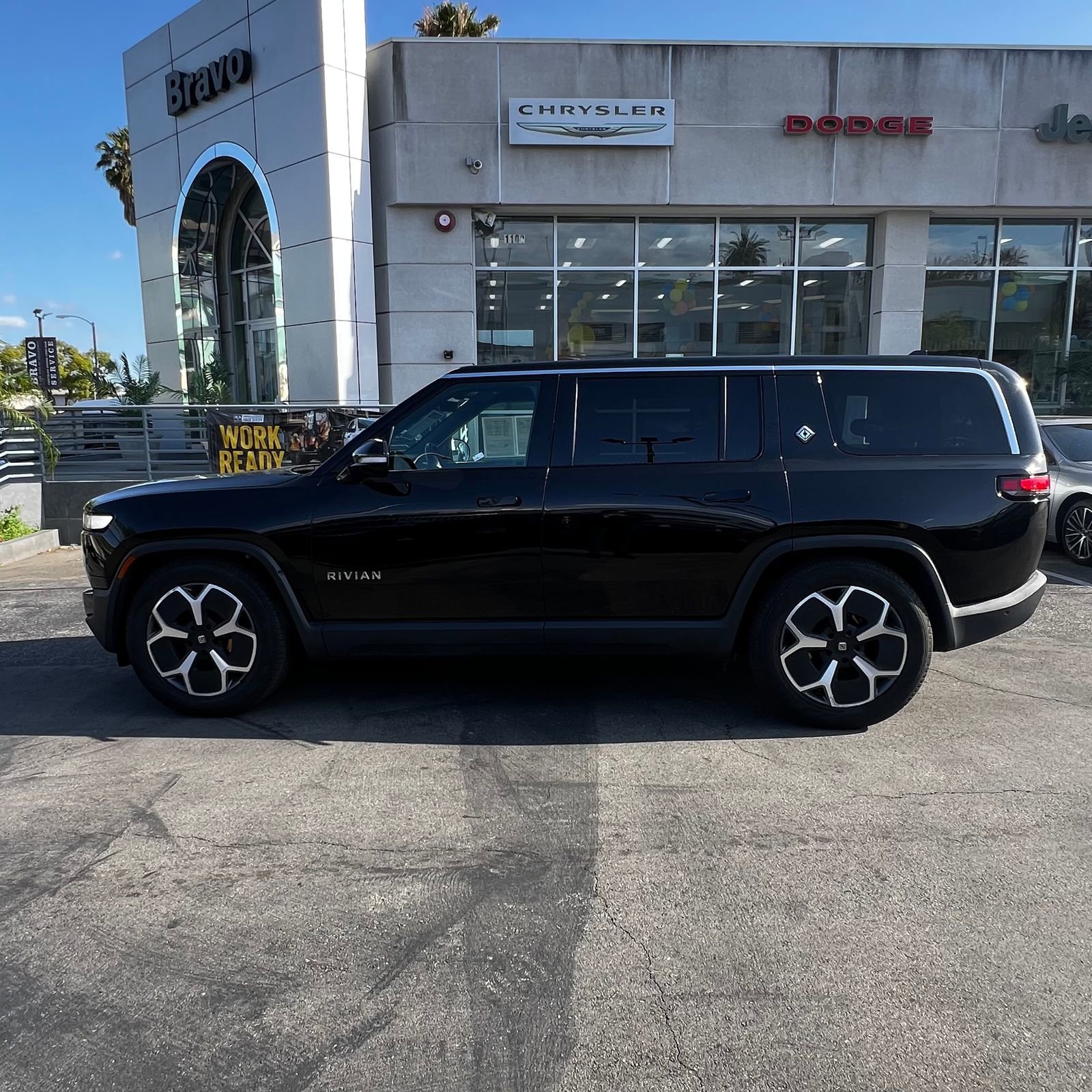 Used 2023 Rivian R1S Adventure AWD/4WD image 31