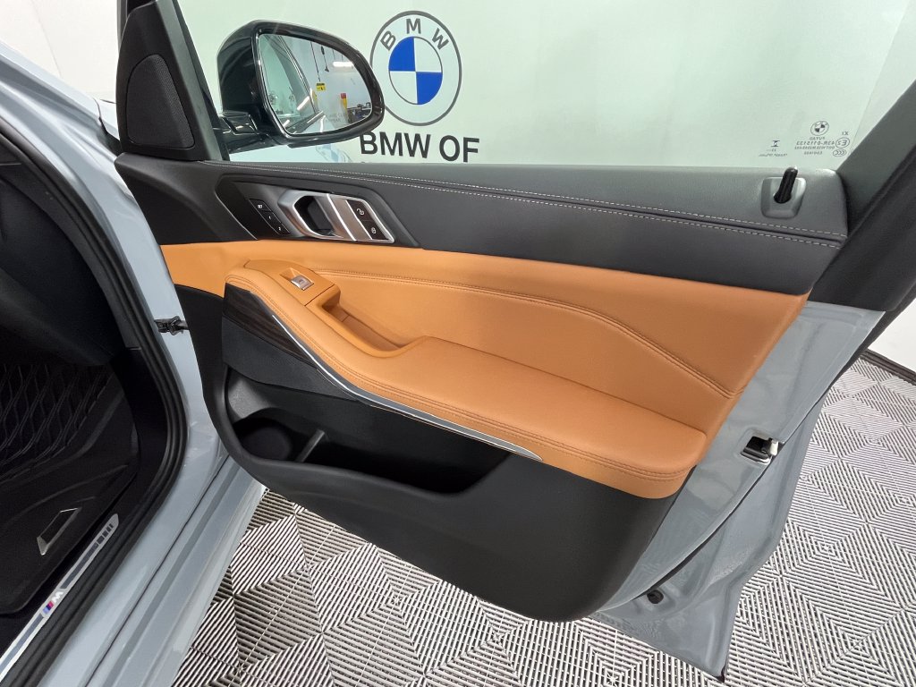 Used 2024 BMW X7 xDrive40i w/ M Sport Package AWD/4WD image 23