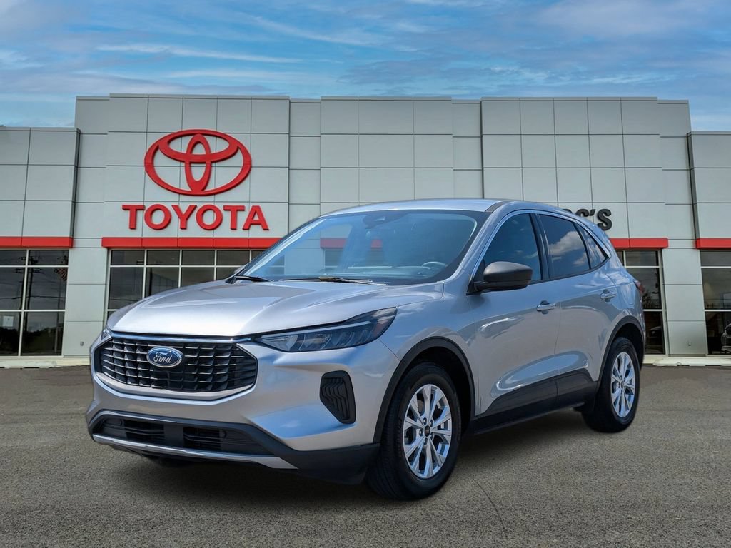 Used 2023 Ford Escape Active w/ Tech Pack #1 FWD image 1