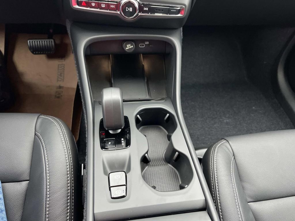 New 2026 Volvo XC40 B4 Core w/ Climate Package image 31