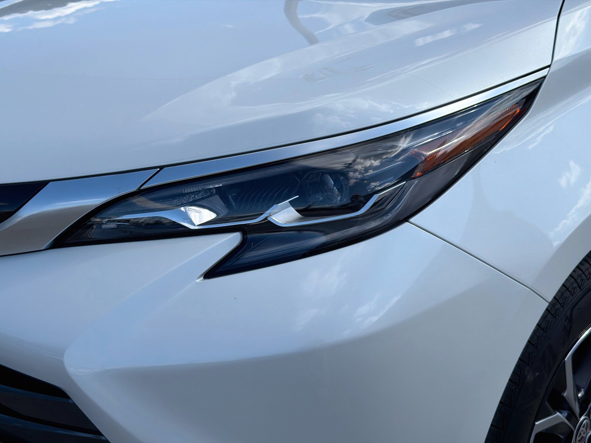 Used 2025 Toyota Sienna Platinum AWD/4WD image 9
