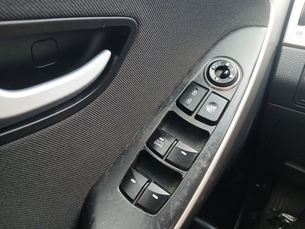 Used 2015 Hyundai Elantra GT FWD image 18