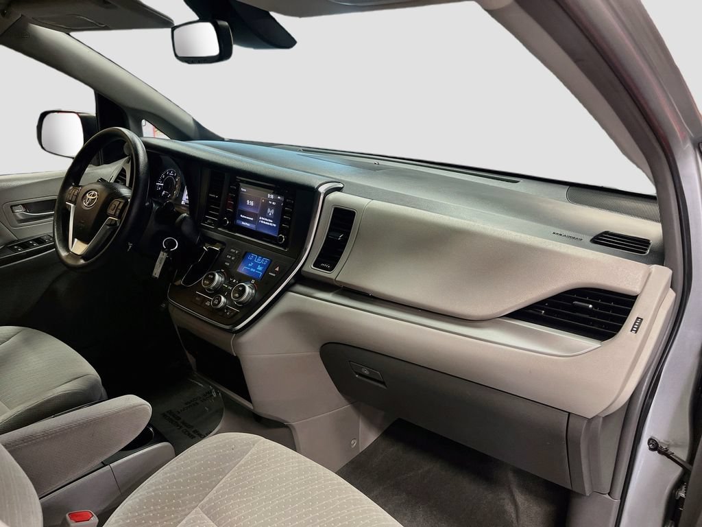 Used 2019 Toyota Sienna LE FWD image 28