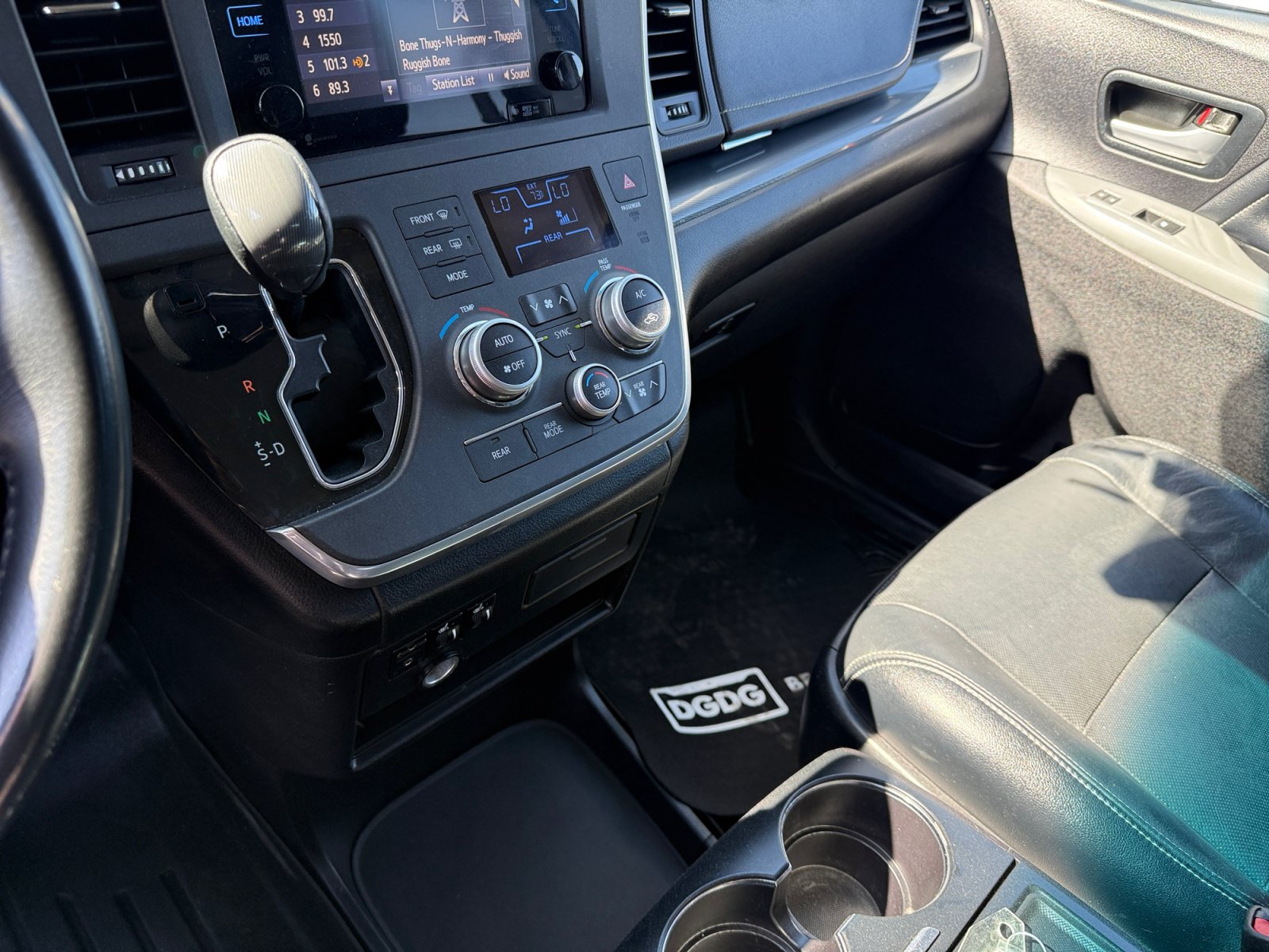 Used 2015 Toyota Sienna SE w/ SE Preferred Package FWD image 13